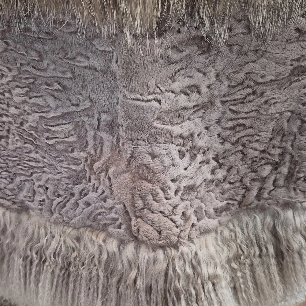 Fur Cape - Coat - Picture 6 of 7